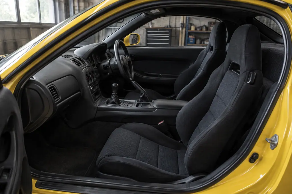 Habitacle deux places d’une Mazda RX-7 FD3S Spirit R Type A.