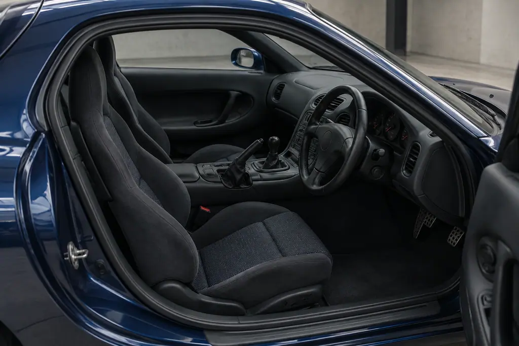 Habitacle deux places d’une Mazda RX-7 FD3S Spirit R Type A avec boîte manuelle à cinq rapports.